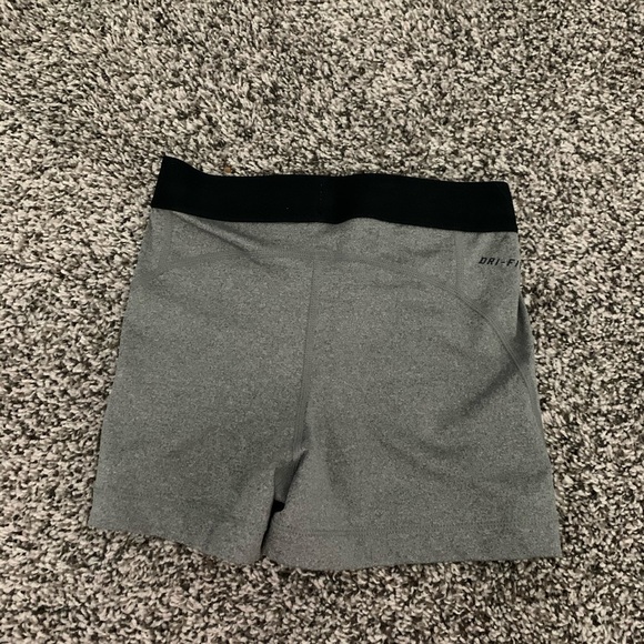 Women’s Nike pro shorts - Picture 4 of 4
